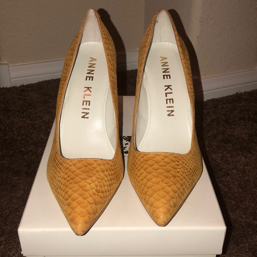 🌸 Anne Klein Yellow Pumps